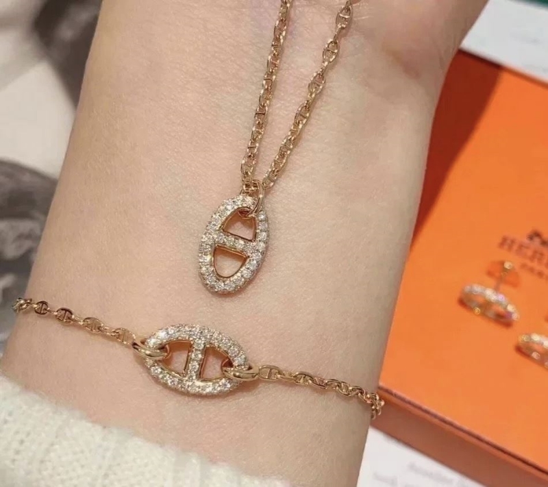 H**me5 necklaces
